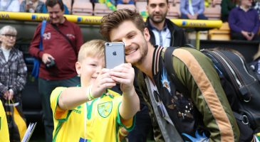 Jim Chapman poses with fan