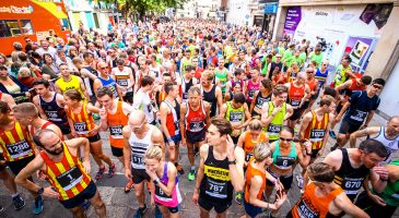 The runners start Gentleman's Walk