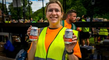 Volunteer hands our beers at RN23